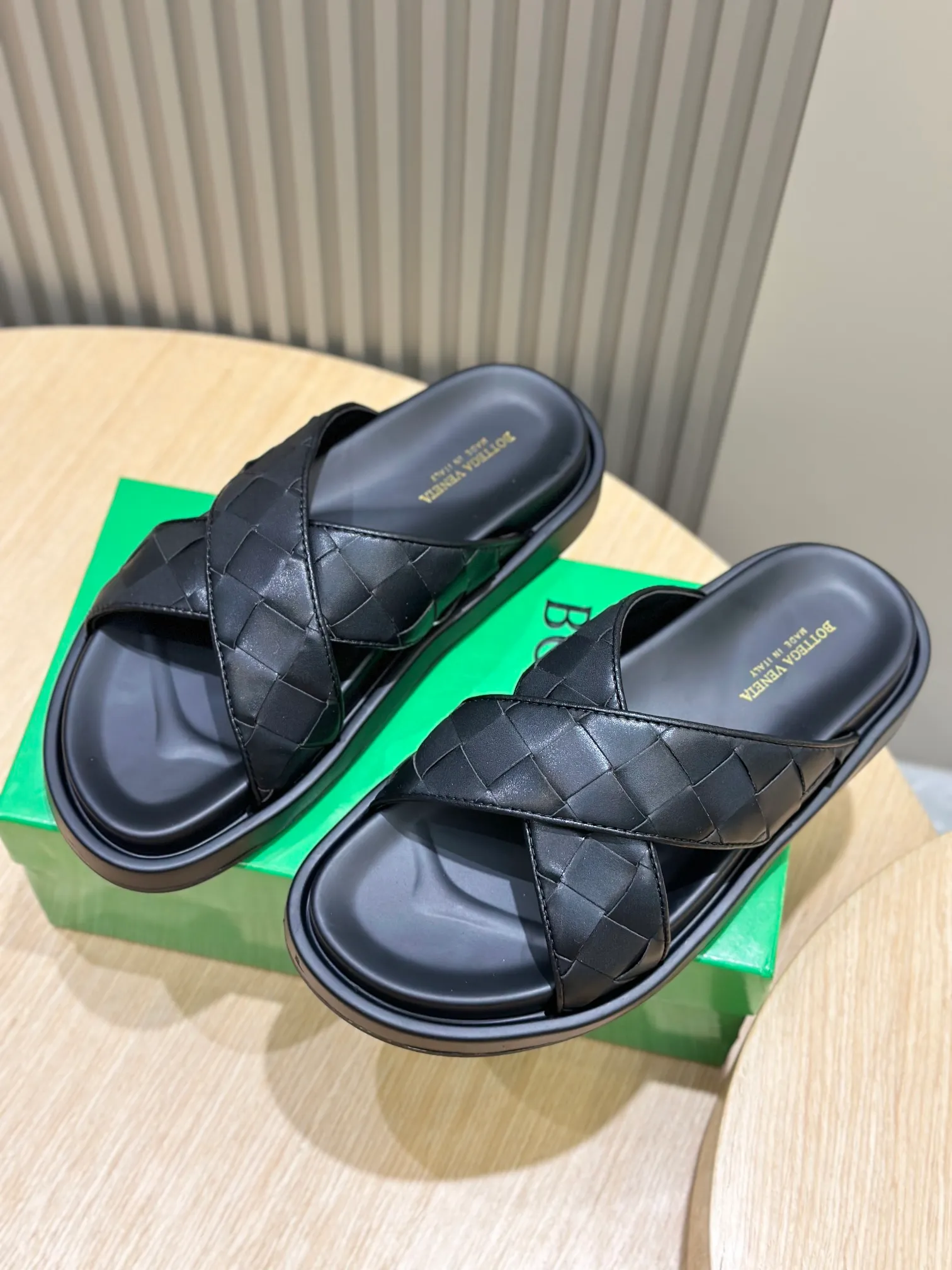 Factory price: 360💰BV hand-woven men's slippers and sandals - suitable for walking. It still emphasizes minimalism and practical wearability, but is full of vivid artistry. Super classic, luxurious and comfortable, imported cowhide + cowhide lining + lightweight outsole Size: 39-44 (customized at 38.45)